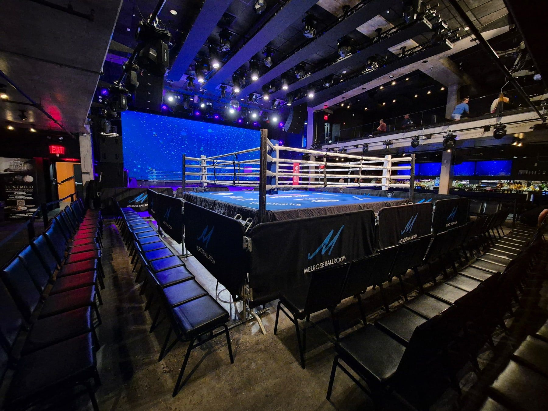 Ring i widownia w Melrose Ballroom przed galą Prime Time Promotions