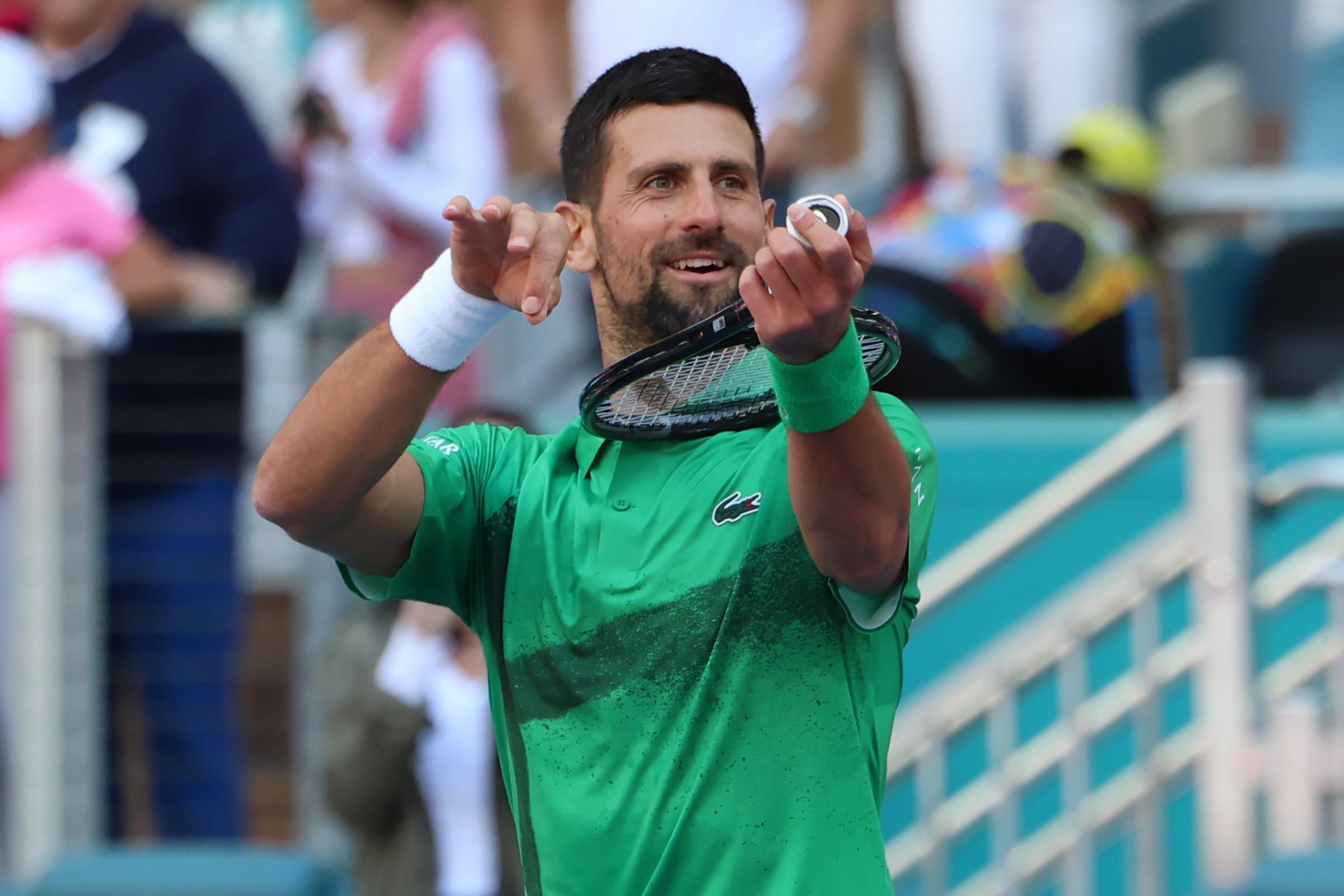 Novak Djoković pozdrawia publiczność na korcie
